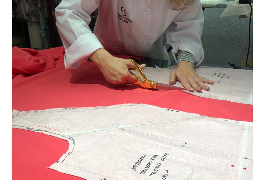 ¿Cómo se realiza una prenda a medida en nuestro atelier?